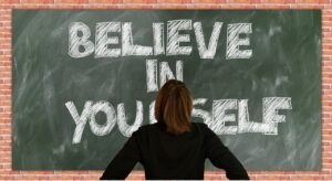 恋愛で自己肯定感が下がる悩みを解消する方法は？